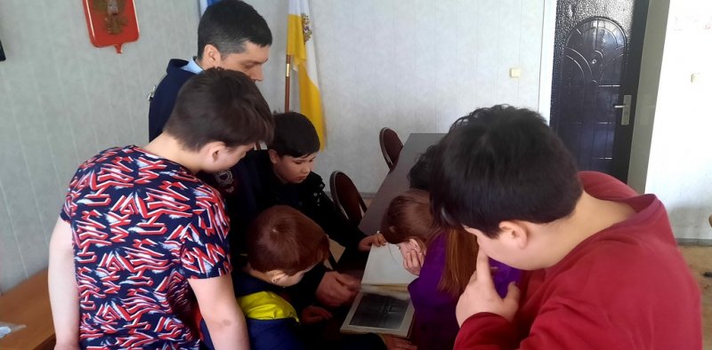 В Апанасенковском округе полицейские и общественники организовали экскурсию для детей